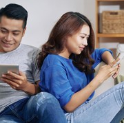 3 Alasan Kamu Harus Berhenti Membandingkan Hubunganmu dengan Pasangan Lain di Media Sosial