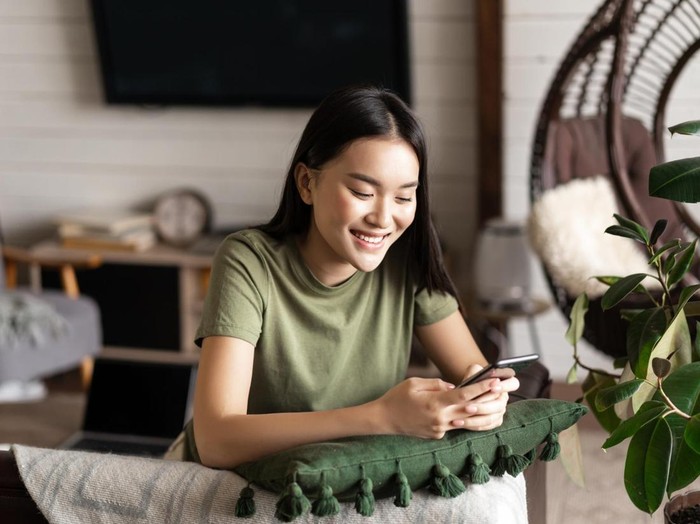 Satu pesan sederhana bisa menjadi pengingat bahwa cinta tetap ada di tengah kesibukan. Menanyakan kabar, memberi semangat, atau sekadar menulis “aku sayang kamu” dapat membuat pasangan merasa diperhatikan.