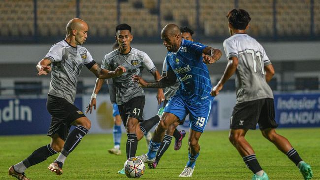 Banyak Peluang, Persib Tertinggal dari Madura United di Babak Pertama