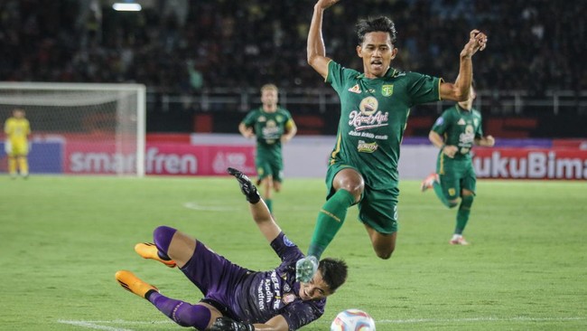 Persebaya dan Rans Nusantara FC berbalas gol dalam laga pekan keempat Liga 1 2023/2024 di Stadion Gelora Bung Tomo, Minggu (23/7) sore.