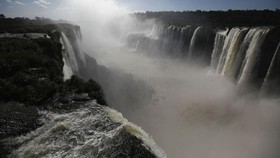 FOTO: Melihat Cantik Air Terjun Iguazu di Perbatasan Argentina-Brasil