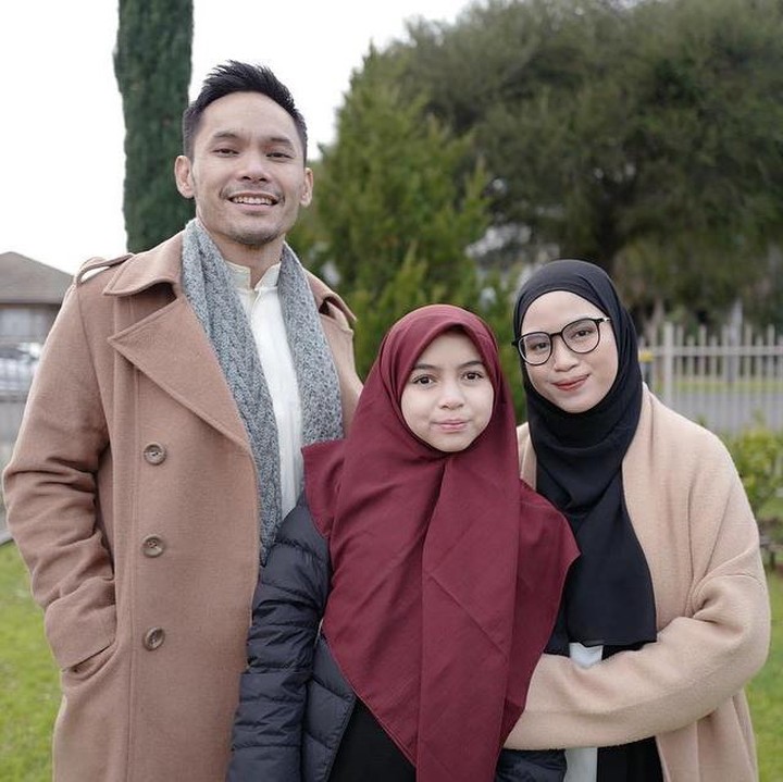 <p>Sejak menikah dengan Ben Kasyafani, Nesya Ayu Nabila menjadi Bunda sambung untuk sang putri yang bernama Sienna Ameerah Kasyafani. (Foto: Instagram @benkasyafani & @nesyanabila)</p>
