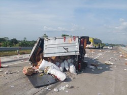 Bus Sundul Truk Boks di Tol Pejagan, 1 Orang Tewas
