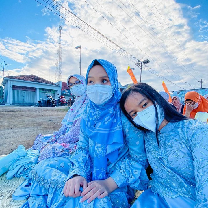 <p>Ada banyak momen yang Putri bagikan di akun Instagramnya. Mulai dari ketika mereka makan bersama, jalan-jalan, hingga menyanyi, lho. (Foto: Instagram @arianinismaputri)<br /><br /><br /></p>