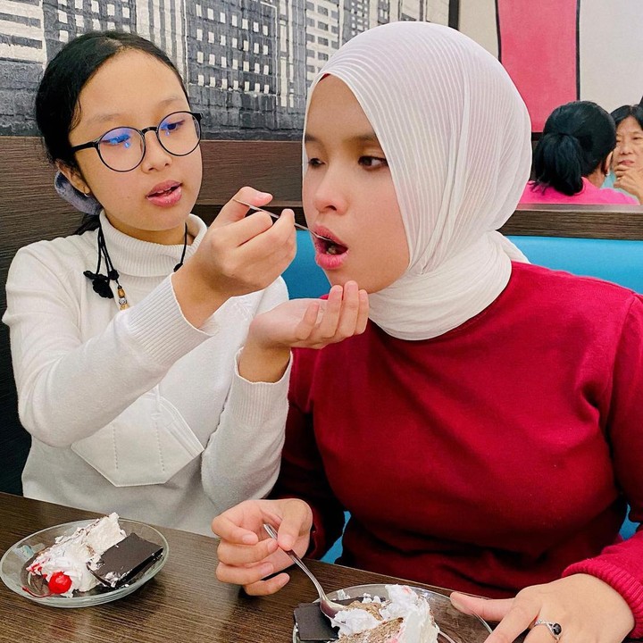 <p>Devina juga memiliki akun Instagram pribadi. Di akun miliknya tersebut, ia memamerkan kemampuan olah vokalnya. (Foto: Instagram @arianinismaputri)<br /><br /><br /></p>