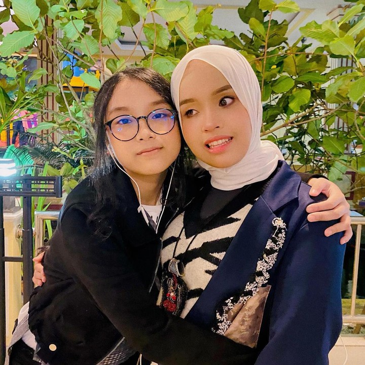 <p>Seperti sang kakak, Devina juga memiliki suara yang tak kalah merdu nih, Bunda.(Foto: Instagram @arianinismaputri)<br /><br /><br /></p>