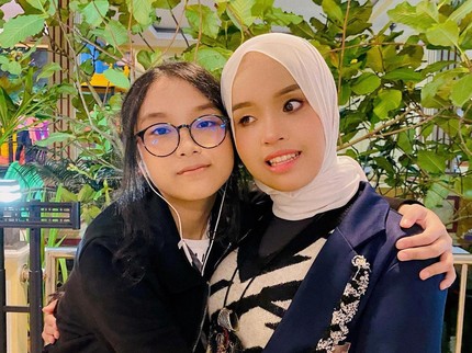 7 Potret Putri Ariani Bersama Sang Adik Devina, yang Suaranya Tak Kalah Merdu