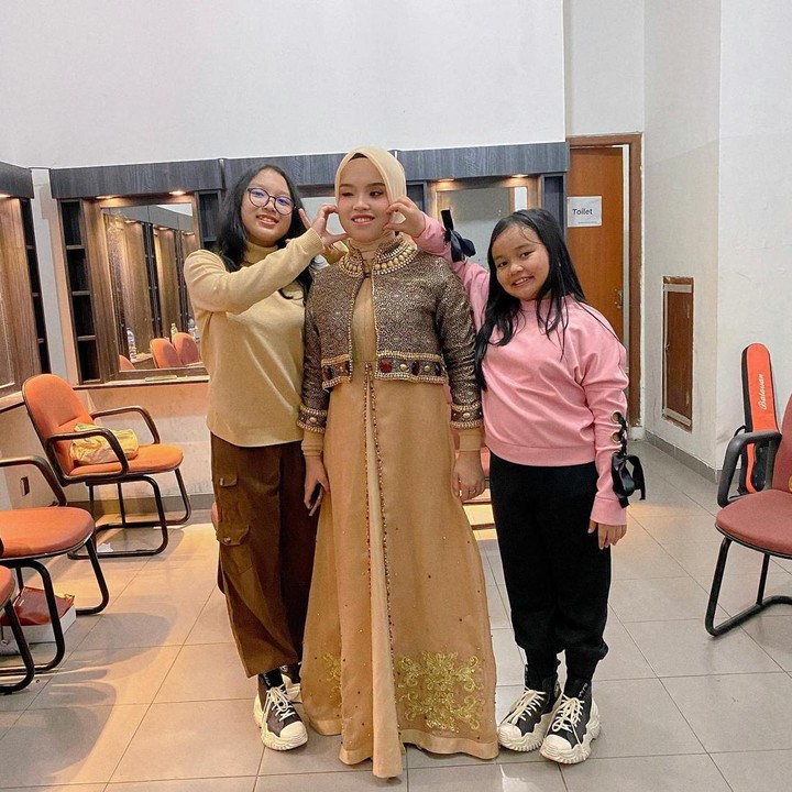 <p>Kira-kira, Devina akan mengikuti jejak sang kakak menjadi penyanyi terkenal dan sukses, enggak, ya? (Foto: Instagram @arianinismaputri)</p>