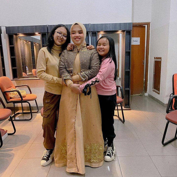 <p>Putri Ariana dan adik-adiknya cukup sering menghabiskan waktu bersama, Bunda. Melalui media sosial, sulung dari 3 bersaudara ini kerap membagikan potret atau momen ketika berkumpul, nih. (Foto: Instagram @arianinismaputri)<br /><br /><br /></p>