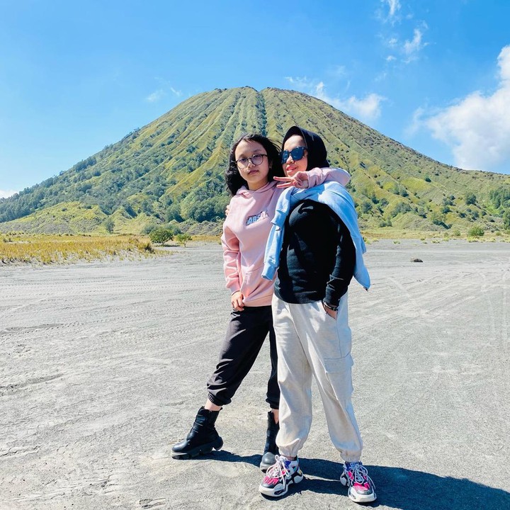 <p>Devina juga pernah mengikuti ajang pencarian bakat The Voice kid indonesia 3. Informasi ini Bubun kutip dari bio di akun Instagramnya. (Foto: Instagram @arianinismaputri)<br /><br /><br /></p>