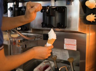 Mau Cari Cuan Tambahan dari Bazar atau Acara Weekend? Mesin Es Krim Ini Bisa Diandalkan