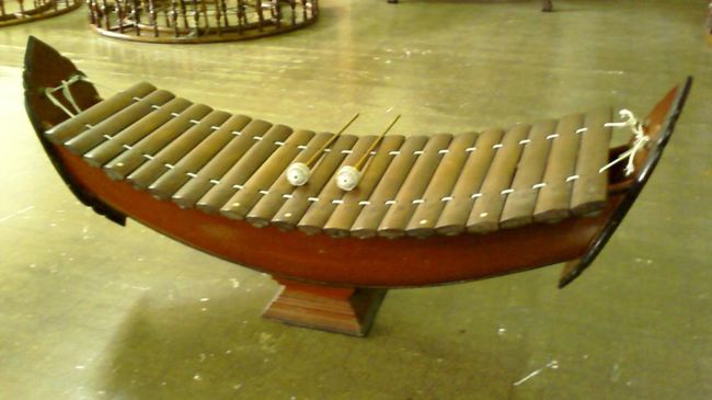 Alat musik idiophone termasuk sebagai salah satu jenis alat musik tradisional. Berikut cara memainkan dan contohnya.
