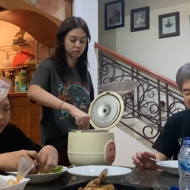 <p>Lewat vlog pribadinya, Yuki Kato sempat merekam momen bersama sang Ayah ketika sudah lama tidak bertemu. Yuki bercerita, ia sempat berpisah selama 2,5 tahun dari sang Ayah karena pandemi COVID-19. (Foto: YouTube Yuki Kato)</p>
