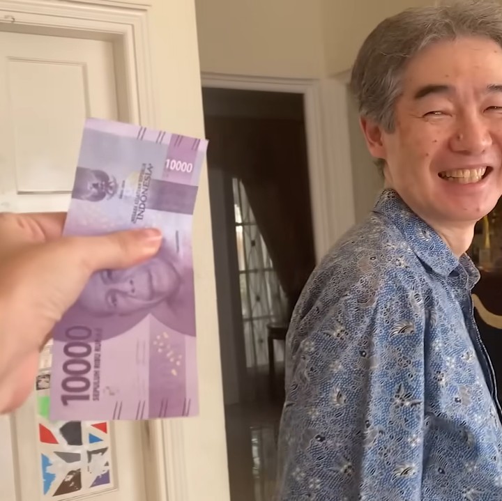 <p>Pada hari Lebaran, Yuki juga sempat meminta THR kepada sang Ayah. Takeshi kemudian memberikan uang Rp10 ribu untuk meledek putrinya. "Papa uang Rp10 ribu buat apa untuk usiaku saat ini? Kalau 10 ribu Yen oke," komentar Yuki. (Foto: Instagram @yukikt)</p>