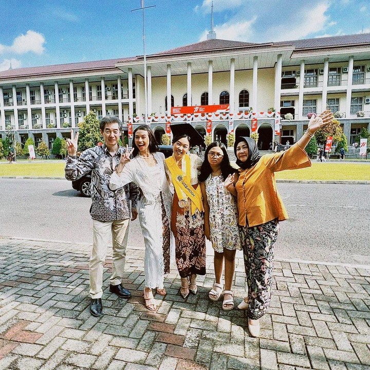 <p>Pada tahun lalu, ayah Yuki Kato juga sempat menghadiri momen istimewa di keluarganya. Kala itu, adik Yuki yang bernama Reina telah menyelesaikan pendidikan kuliahnya. (Foto: Instagram @yukikt)</p>