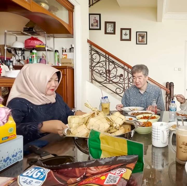 <p>Yuki bersyukur keluarganya bisa kembali berkumpul di momen Ramadan. <em>"Finally,</em> sahur bareng-bareng lagi lengkap berlima," ucap Yuki. (Foto: YouTube Yuki Kato)</p>