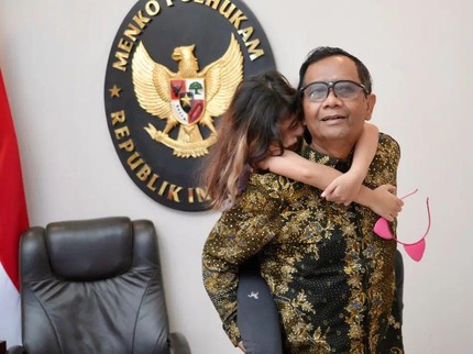 7 Potret Kedekatan Mahfud MD dan Cucunya, Tak Tahu Kakeknya Menteri