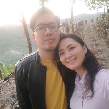 Ini Sosok Suami Baru Della Puspita Usai 10 Tahun Menjanda