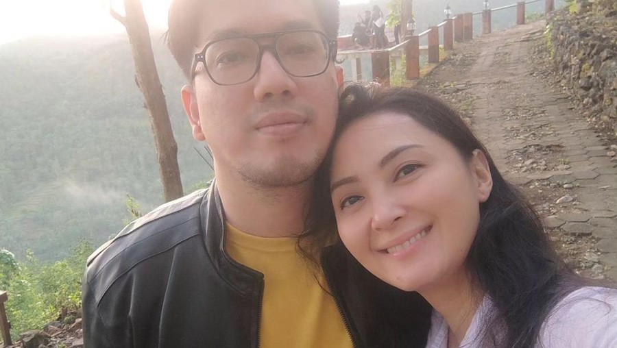 Della Puspita dan Armanwosi, suami barunya.