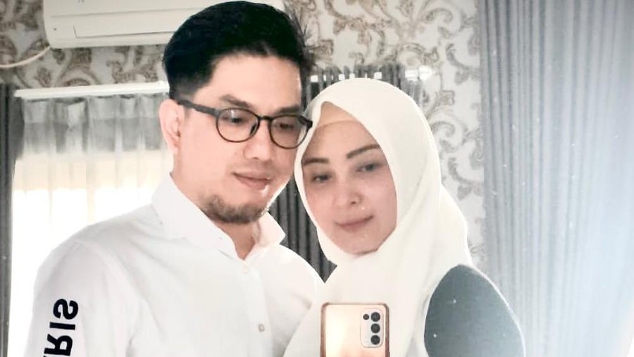 Della Puspita dan Armanwosi, suami barunya.