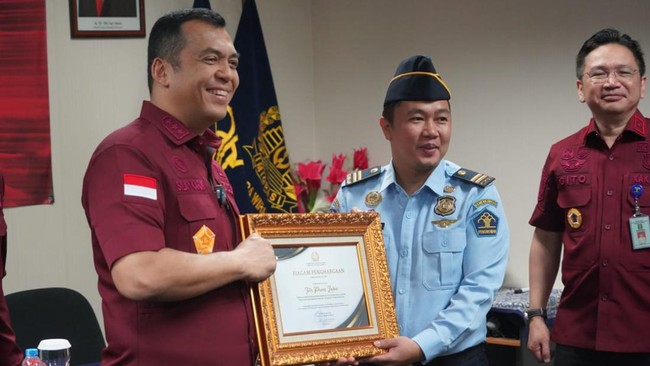 Ditjen Imigrasi mengapresiasi kinerja anggotanya yang berhasil mengamankan WNA subjek Red Notice Interpol dan kerjasama yang baik dengan Polri dan NCB Interpol.