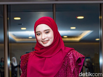 Jangan Ditiru ya Bun! Inara Rusli Nyetir Sambil Meeting Zoom Berujung Kecelakaan