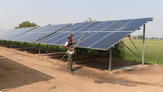Institute for Essential Services Reform (IESR) mengidentifikasi ada potensi pengembangan proyek energi terbarukan hingga 333 GW per tahun di Indonesia.