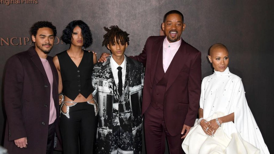 LOS ANGELES, CALIFORNIA - NOVEMBER 30: Trey Smith, Willow Smith, Jaden Smith, Will Smith and Jada Pinkett Smith attends Apple Original Films' 