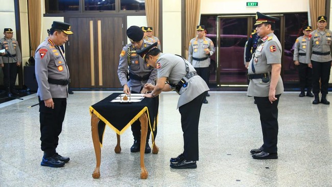 Kapolri Jenderal Listyo Sigit Prabowo masih mencari kandidat pengganti Agus Andrianto untuk menjabat sebagai Wakapolri.