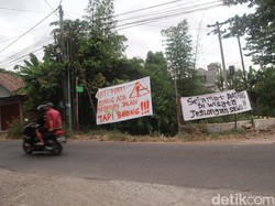 Jalan Rusak di Wirokerten Bantul Ditanami Pohon Pisang-Spanduk Nylekit