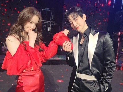 7 Potret Kedekatan Yoona & Junho di Luar Syuting Drama Korea The King Land