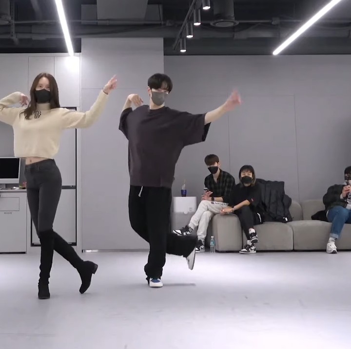 <p>Yoona juga pernah belajar koreografi lagu 2PM yang berjudul <em>My House</em> bersama Junho. Personel SNSD itu mampu menguasainya hanya dalam waktu semenit, lho. (Foto: YouTube Yoona's So Wonderful Day | 임윤아 오피셜 & 윤아 | YYOONA)</p>
