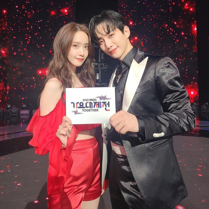 <p>Dua personel grup K-Pop ini bahkan kerap terlibat di berbagai penampilan panggung musik. Seperti ketika berduet menarikan lagu <em>Senorita</em> di acara MBC. (Foto: Instagram @yoona__lim)</p>
