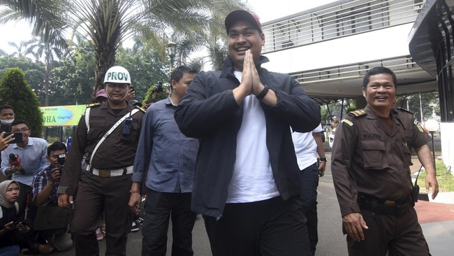 Menteri Pemuda dan Olahraga Dito Ariotedjo mengklarifikasi tuduhan dugaan penerimaan uang sebesar Rp27 miliar terkait kasus Menara BTS.