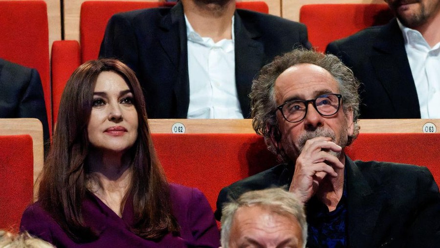 Monica Belluci dan Tim Burton LYON, FRANCE - OCTOBER 21: Tim Burton and Monica Bellucci attend the Lumiere Award ceremony during the 14th Film Festival Lumiere on October 21, 2022 in Lyon, France. (Photo by Sylvain Lefevre/Getty Images)