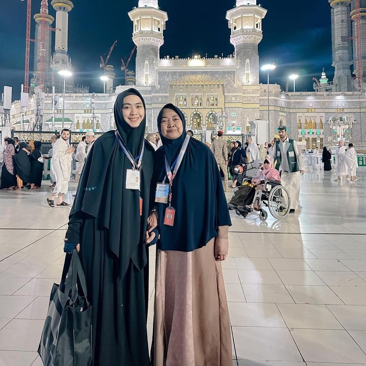 <p>Dalam perjalanan hajinya tahun ini, ada banyak cerita yang Oki bagikan di media sosial. Salah satunya adalah sang Ibunda yang tiba-tiba jatuh sakit. (Foto: Instagram@okisetianadewi)</p>