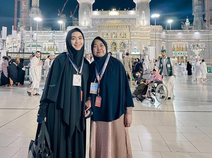 Kronologi Ibunda Oki Setiana Dewi Kejang hingga Henti Napas 5 Menit saat Ibadah Haji ke Makkah