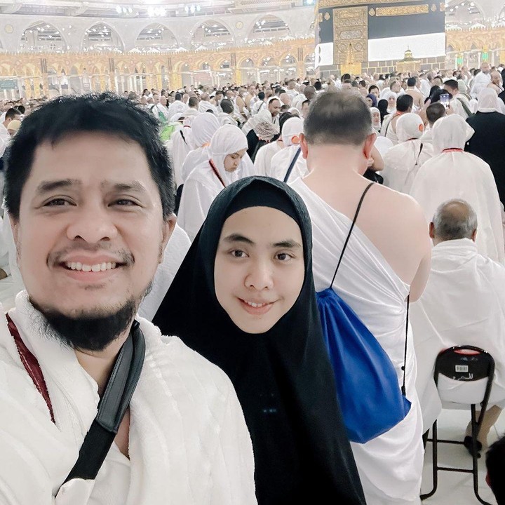 <p>Kehidupan para selebriti tampaknya tak pernah lepas dari sorot publik, terutama mereka yang baru saja menjalani ibadah haji seperti Oki Setiana Dewi bersama keluarga. (Foto: Instagram@okisetianadewi)</p>