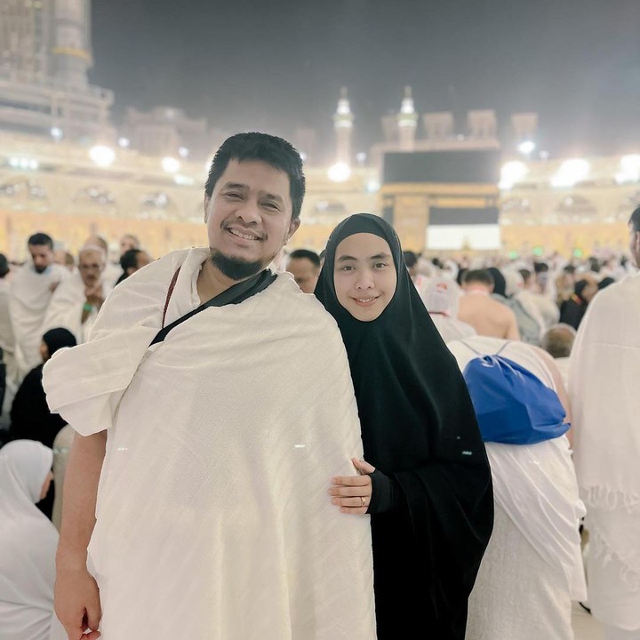 <p>Lebaran haji tahun ini, ada banyak selebriti yang berkesempatan terbang ke Tanah Suci untuk menjalani ibadah haji. Salah satu artis yang pergi bersama keluarganya adalah Oki Setiana Dewi, Bunda. Ia diketahui menunaikan Rukun Islam kelima itu bersama suami tercinta dan sang Bunda. (Foto: Instagram@okisetianadewi)</p>