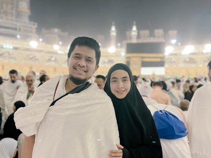 7 Potret Oki Setiana Dewi dan Suami Ibadah Haji, Ajak Sang Ibunda