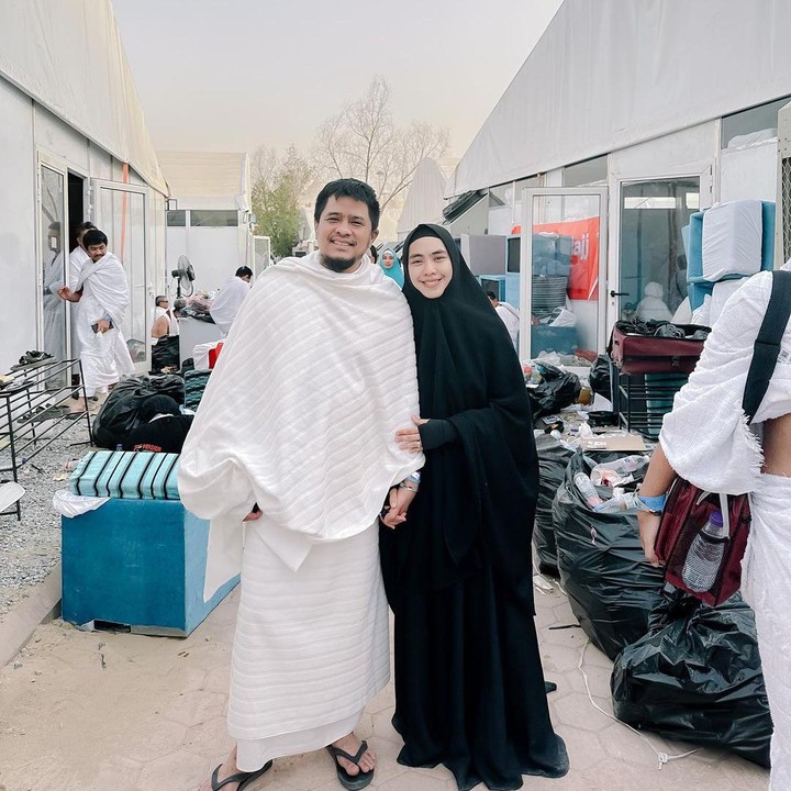 <p>Hal itu diketahui langsung dari media sosialnya Oki, Bunda. Bahkan, ia terlihat sangat antusias sampai sering membagikan aktivitasnya, mulai dari persiapan hingga berangkat ke Makkah, di <em>Instagram</em> pribadinya. (Foto: Instagram@okisetianadewi)</p>