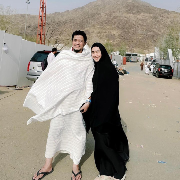 <p>Tak hanya itu, ia juga membagikan beberapa momen spesial bersama sang suami ketika mengunjungi tempat-tempat bersejarah di Tanah Suci, Bunda. (Foto: Instagram@okisetianadewi)</p>