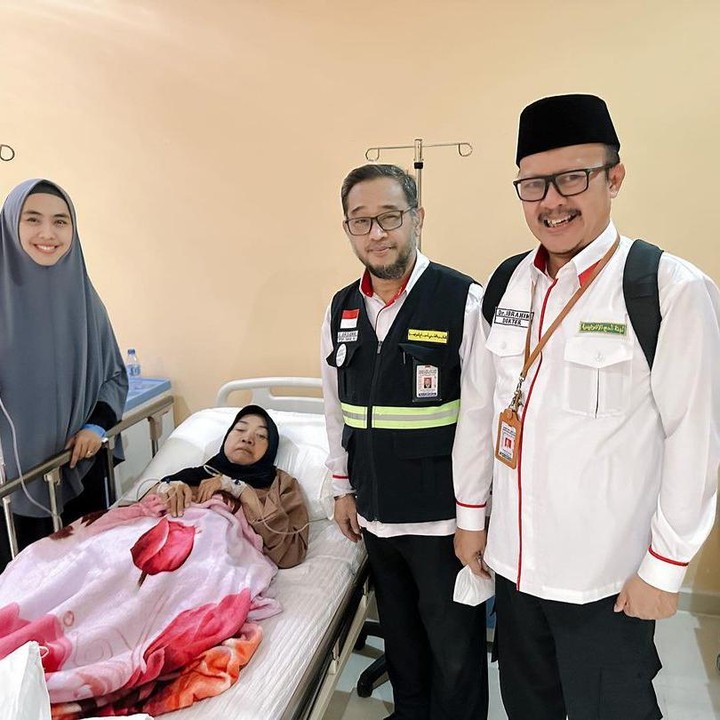 <p>Melalui <em>Instagram</em>-nya, Oki membagikan potret sang Bunda yang tengah mendapatkan perawatan di rumah sakit. "Qadarullah kemarin Ibu harus masuk ke rumah sakit dan mendapatkan perawatan. Sejenak saya harus meninggalkan Ibu dan saya titipkan pada para dokter dan seluruh petugas kesehatan yang betul-betul melayani jemaah haji yang sakit dengan sepenuh hati. Sehat-sehat ya teman-teman," tulisnya. (Foto: Instagram@okisetianadewi)</p>