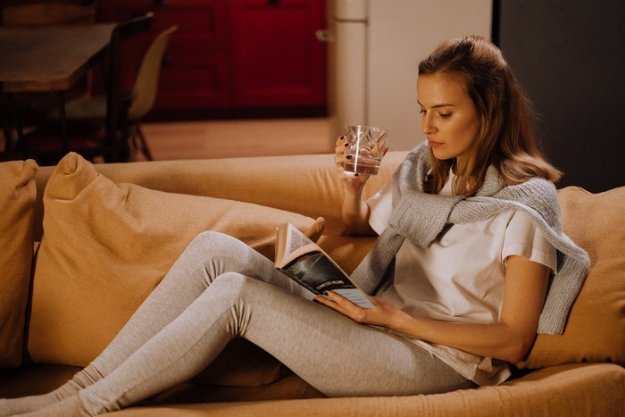 Alih-alih berselancar di media sosial, orang dengan IQ tinggi lebih suka membaca buku sebelum tidur. Bahkan, mereka akan menaruh ponsel mereka jauh dari kasur agar tidak terganggu.