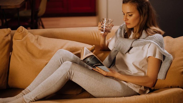 Perempuan membaca buku/Foto: Pexels/cottonbro studio