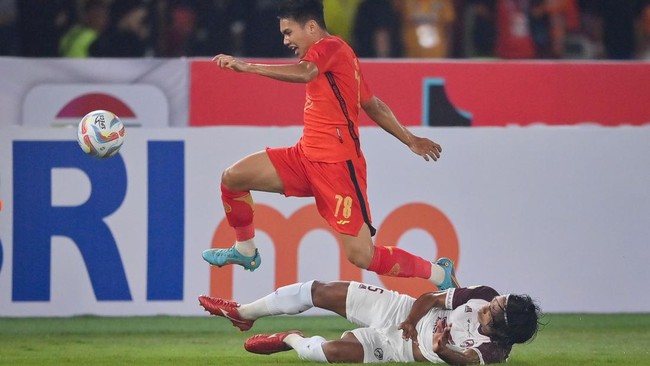 Pelatih Persija Jakarta Thomas Doll menyoroti pemain-pemain PSM Makassar yang mudah jatuh dalam laga Liga 1 di SUGBK, Senin (3/7).