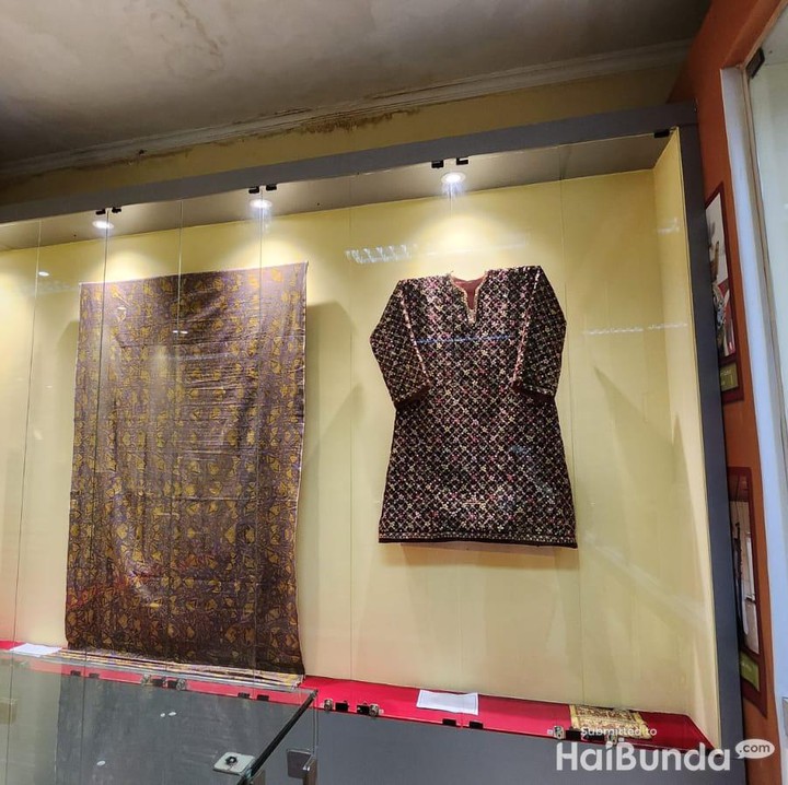 <p>Di bagian dalam musuem, terdapat pula situs-situs yang dihibahkan atau diberikan secara sukarela oleh masyarakat setempat. Misalnya saja pakaian pengantin angkinan pada tahun 1960 ini. (Foto: Mutiara Putri/Tim HaiBunda)</p>