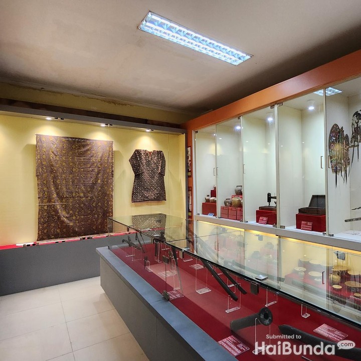 <p>Selain pakaian pengantin khas Palembang, ada pula berbagai barang-barang bersejarah lainnya yang dihibahkan kepada museum, Bunda. Di sini, Bunda dan Si Kecil juga bisa melihat siapa orang yang menghibahkan situs tersebut. (Foto: Mutiara Putri/Tim HaiBunda)</p>