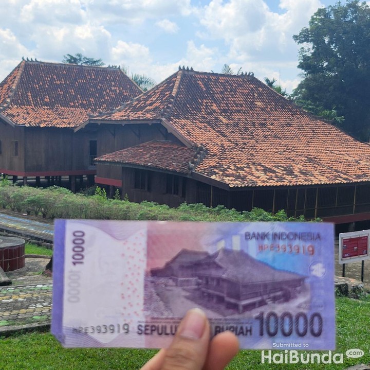 <p>Hal lain yang menjadi ciri khas Museum Balaputera Dewa adalah rumah tradisional limas yang didirikan pada 1830 ini. Rumah ini dipilih langsung oleh Bank Indonesia dan gambarnya pun dicetak di uang Rp10.000. (Foto: Mutiara Putri/Tim HaiBunda)</p>