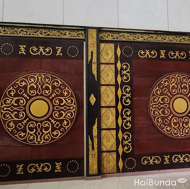 <p>Ketika memasuki museum, Bunda akan melihat ukiran besar khas Sumatera Selatan. Ukiran ini adalah ragam hias tradisional yang didominasi dengan tumbuh-tumbuhan yang sarat makna. (Foto: Mutiara Putri/Tim HaiBunda)</p>